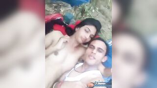 شاب وفتاة يمارسون الجنس في الهواء الطلق سكس عربي