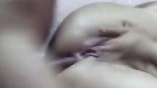 رجل ينيك طيز مراته ويصورها