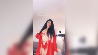 سكس مودل اش بقميص نوم احمر