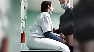 سكس عربي شاب هايج ينيك الممرضة في العيادة احلى نياكة