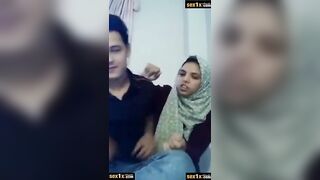 شاب هايجان نازل تقفيش في جسم صاحبته المحجبة - سكس مصري