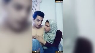 شاب هايجان نازل تقفيش في جسم صاحبته المحجبة - سكس مصري