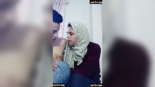 شاب هايجان نازل تقفيش في جسم صاحبته المحجبة - سكس مصري