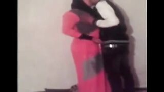 شاب زنق بنت مصرية محجبة في البيت ويقفش في جسمها - سكس مصري