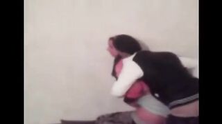 شاب زنق بنت مصرية محجبة في البيت ويقفش في جسمها - سكس مصري