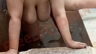 فيلم سكس لقحبة مصرية خدت جوز بنتها الحمام بليل عشان ينيكها