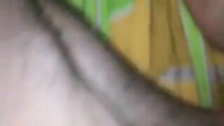 فيلم سكس مسرب لشاب عشريني بينيك بنت عمه في بيتهم